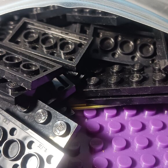 Lego - Mixed black plates 2x4 - 2.8 oz bag - Picture 3 of 4